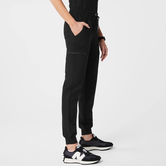 Figs Women's Black Jogger Pants in black size XL tall. - Picture 4 of 8